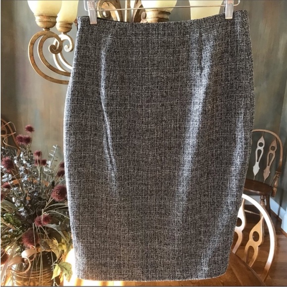 The Limited Skirt ⭐️5/$25⭐️ - Picture 2 of 10